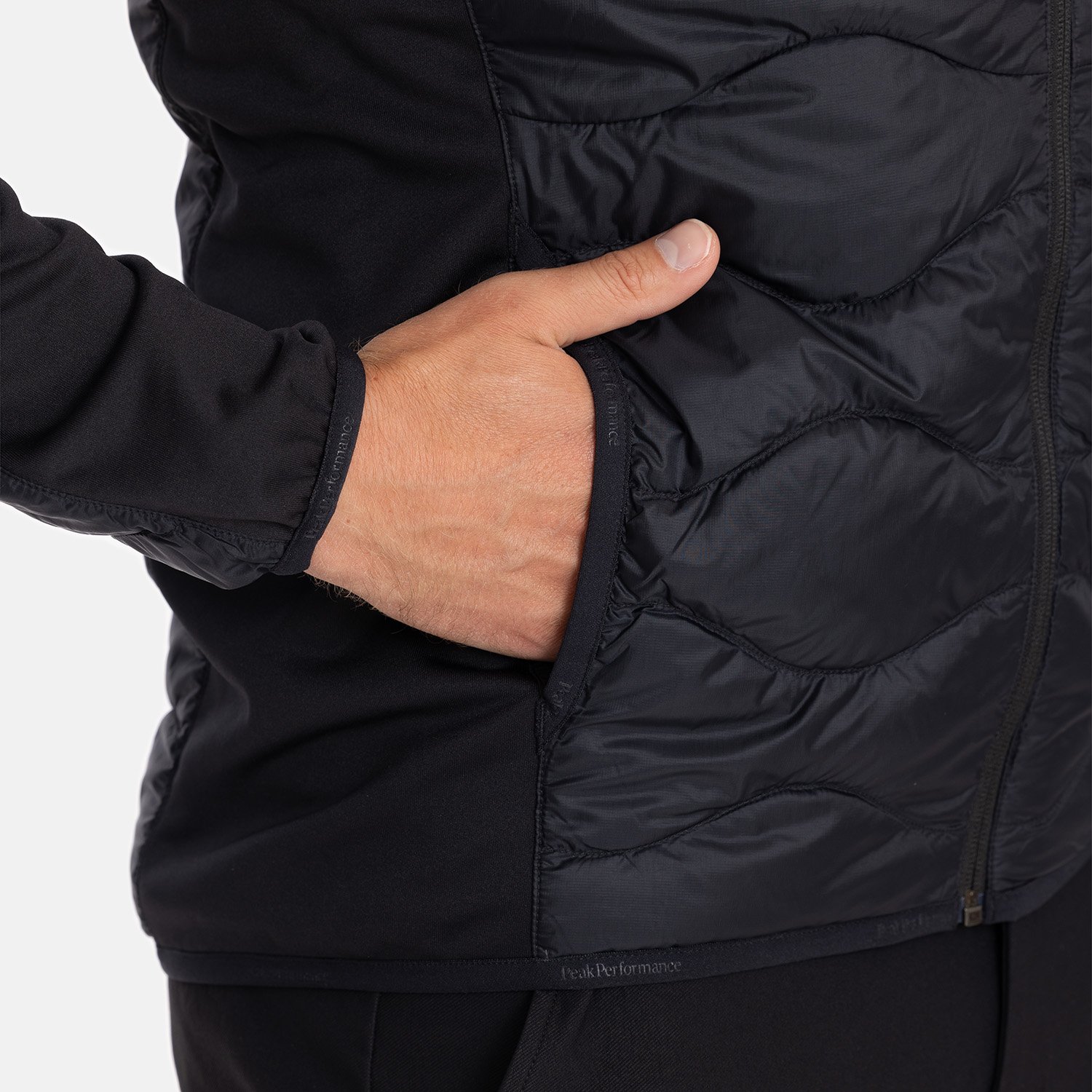 M Helium Down Hybrid Svart Peak Performance