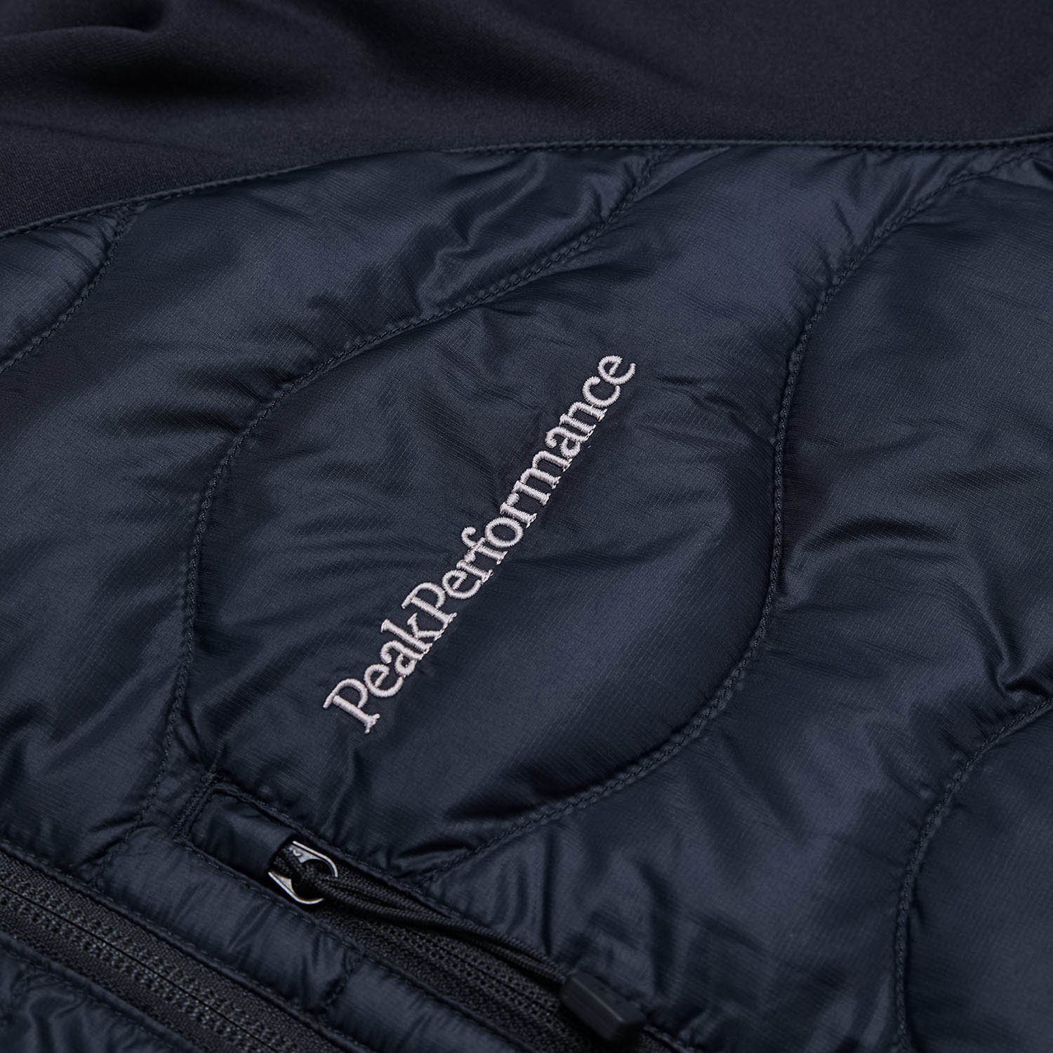 M Helium Down Hybrid Svart Peak Performance