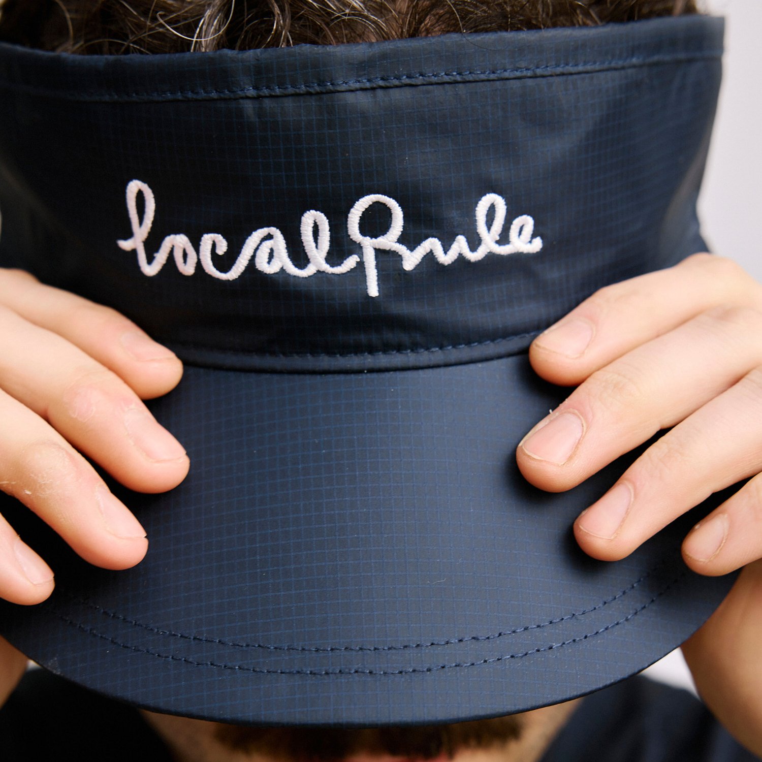 Visor Italic Logo Blå Local Rule