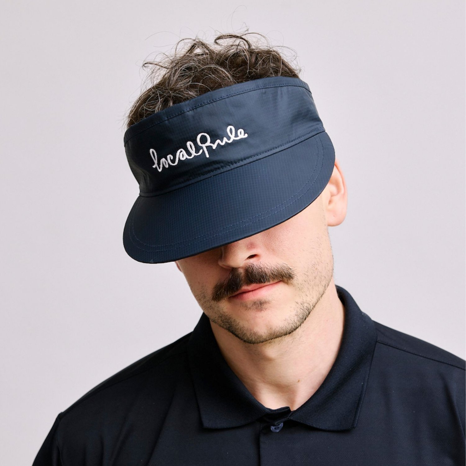 Visor Italic Logo Blå Local Rule