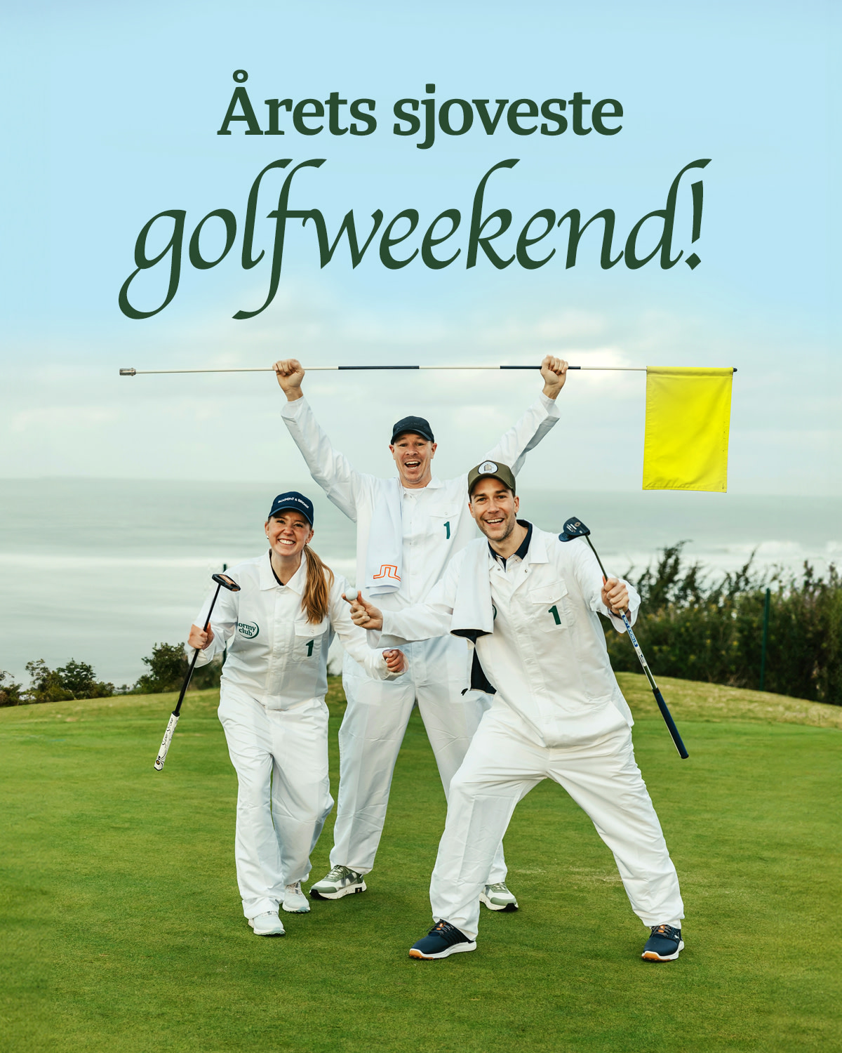Tre glade golfspillere i hvide overalls fejrer på en golfbane, med teksten "Årets mest spændende golfweekend!" over dem.