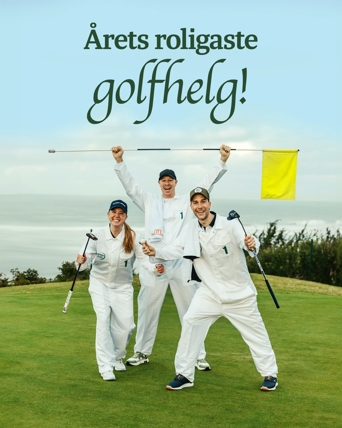 Tre glada golfspelare i vita overaller firar på en golfbana, med texten "Das aufregendste Golfwochenende des Jahres!" ovanför dem.