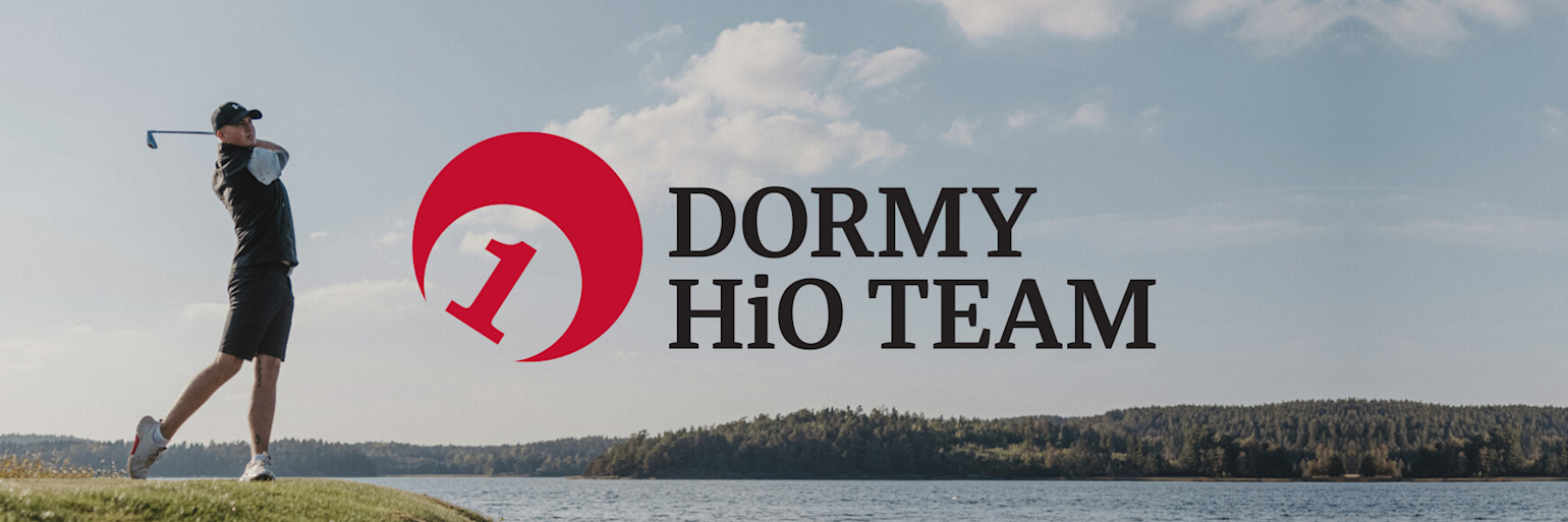 Golfspelare svingar klubba vid sjö, skog i bakgrunden, med texten "Dormy HiO Team" och röd logotyp till höger.