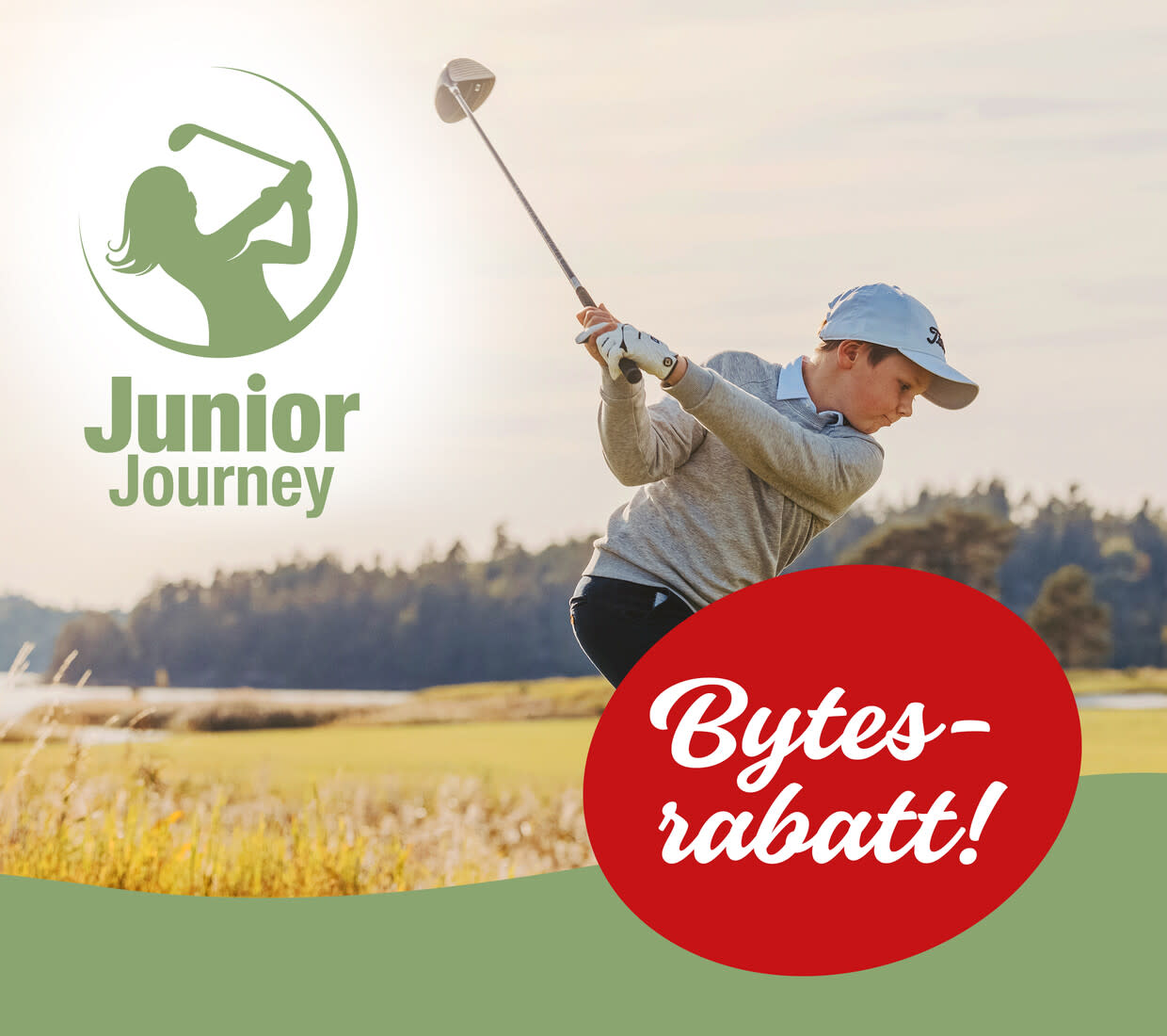 Ung golfspelare svingar klubba på golfbana, logotypen "Junior Journey" och texten "Bytesrabatt!" syns i bilden.