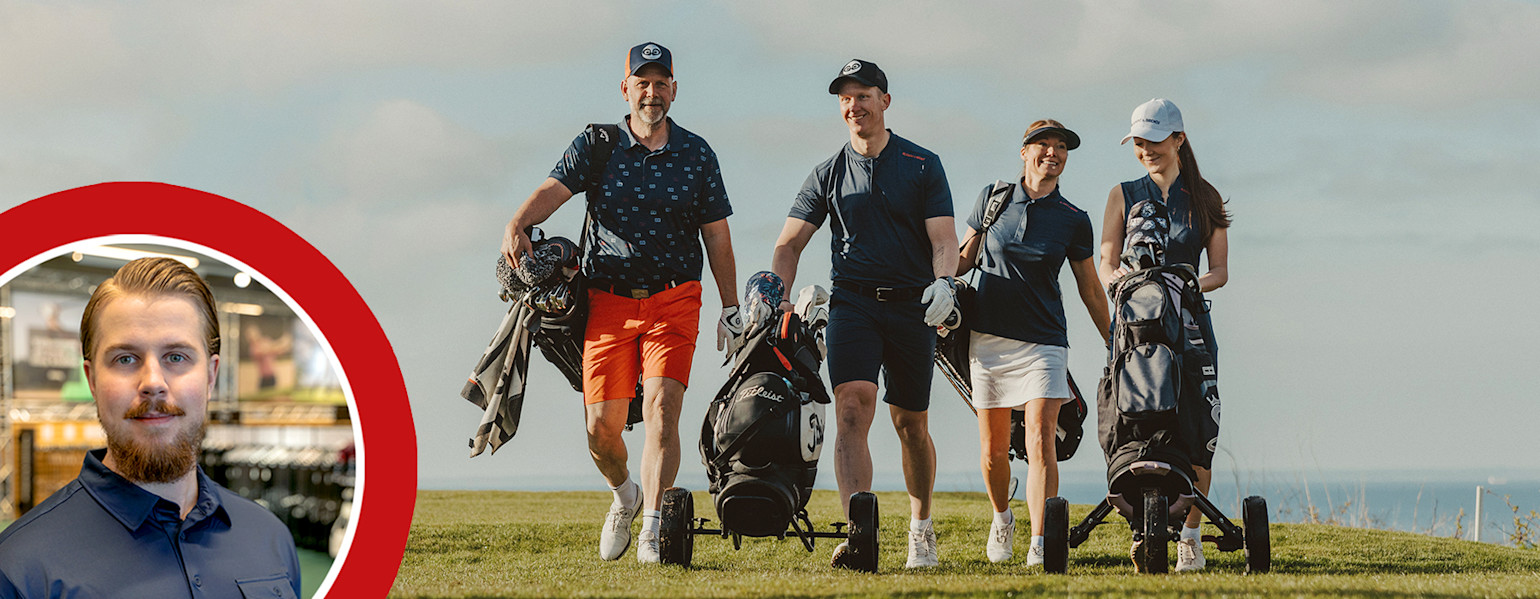 Neljä henkilöä kävelee golfkentällä golfbägit mukanaan, hymyillen ja pukeutuneina golfvaatteisiin; vasemmalla miehen muotokuva liikkeessä.