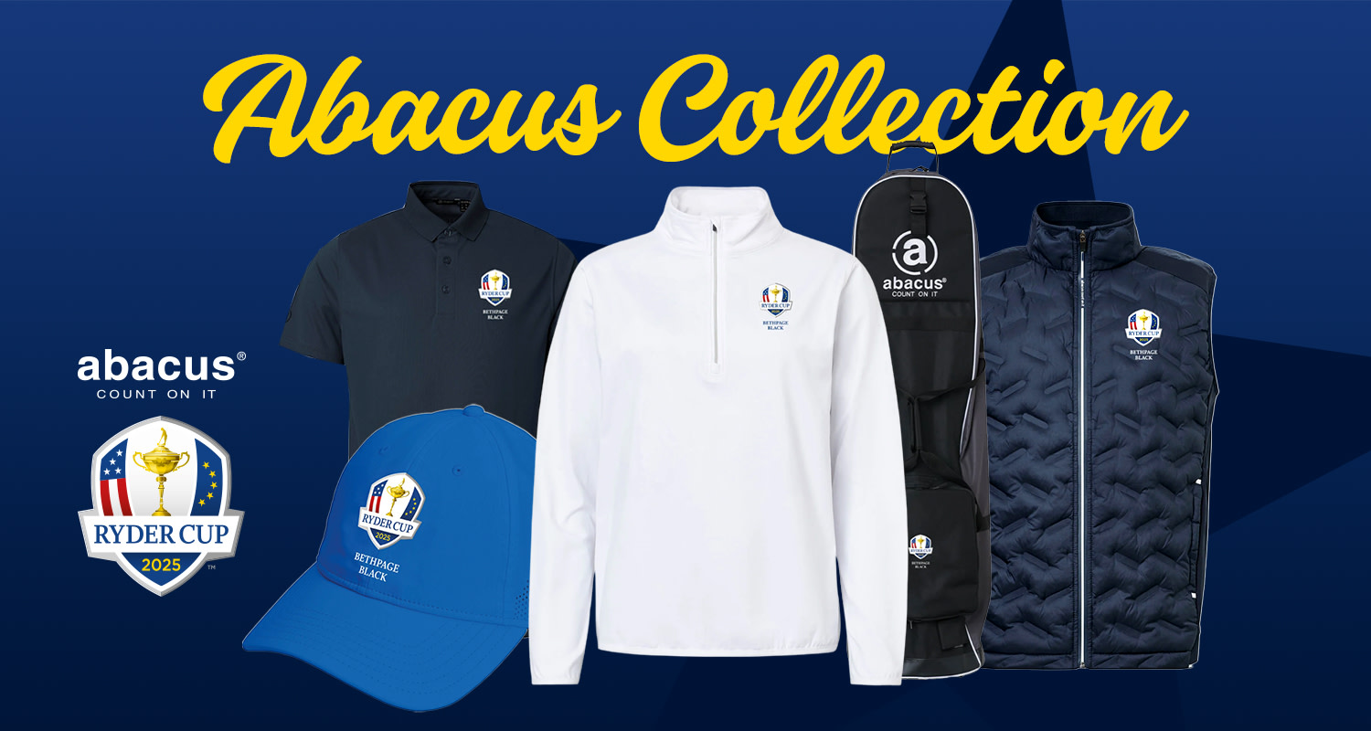 Abacus Collection golfkläder och accessoarer med Ryder Cup 2025-logotyp, inklusive pikétröja, jacka, keps, golfbag och väst mot blå bakgrund.