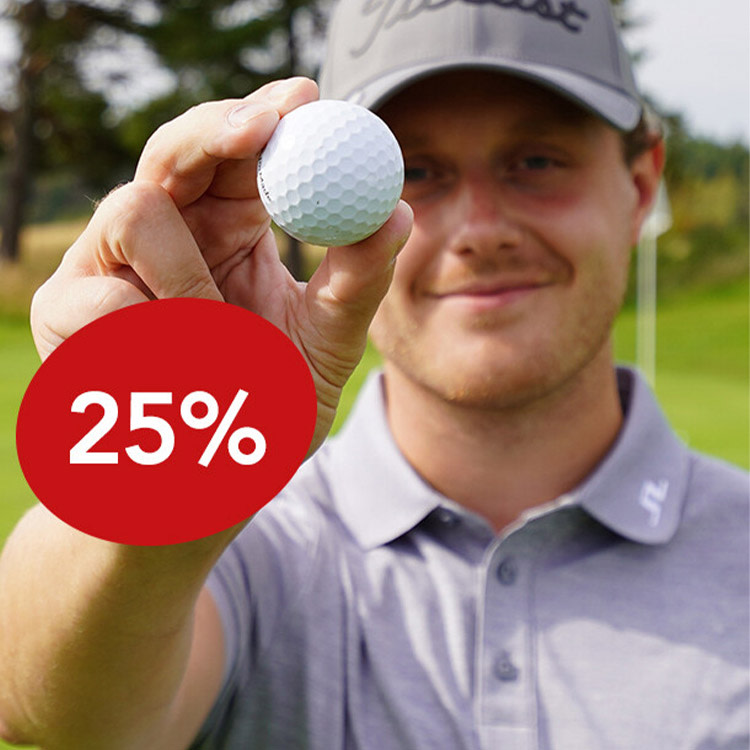 Man håller upp en golfboll på en golfbana, med en röd cirkel som visar texten "25%".