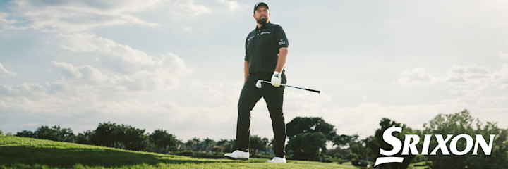 Golfspelare svingar en klubba på en grön golfbana omgiven av träd, med Srixon-logotypen i nedre högra hörnet.