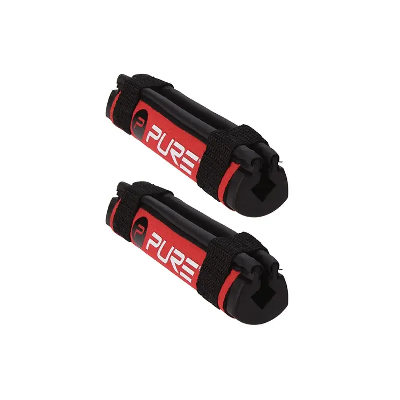 Två svarta och röda skidremmar med texten "PURE" i vitt, placerade mot vit bakgrund.