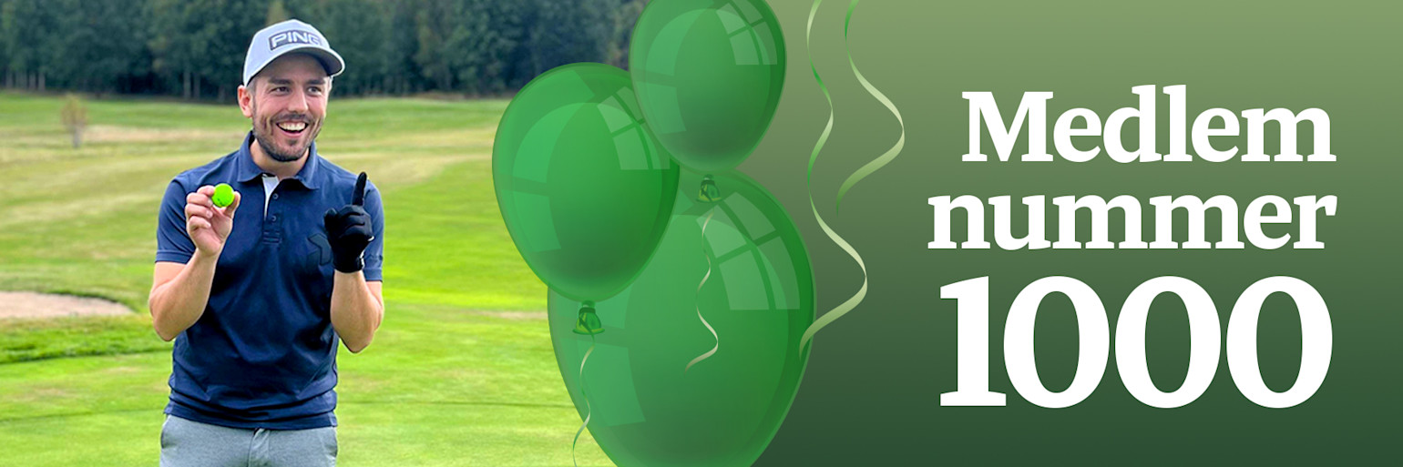 Leende man i golfkläder håller en grön golfboll på en golfbana, gröna ballonger och texten "Medlem nummer 1000".