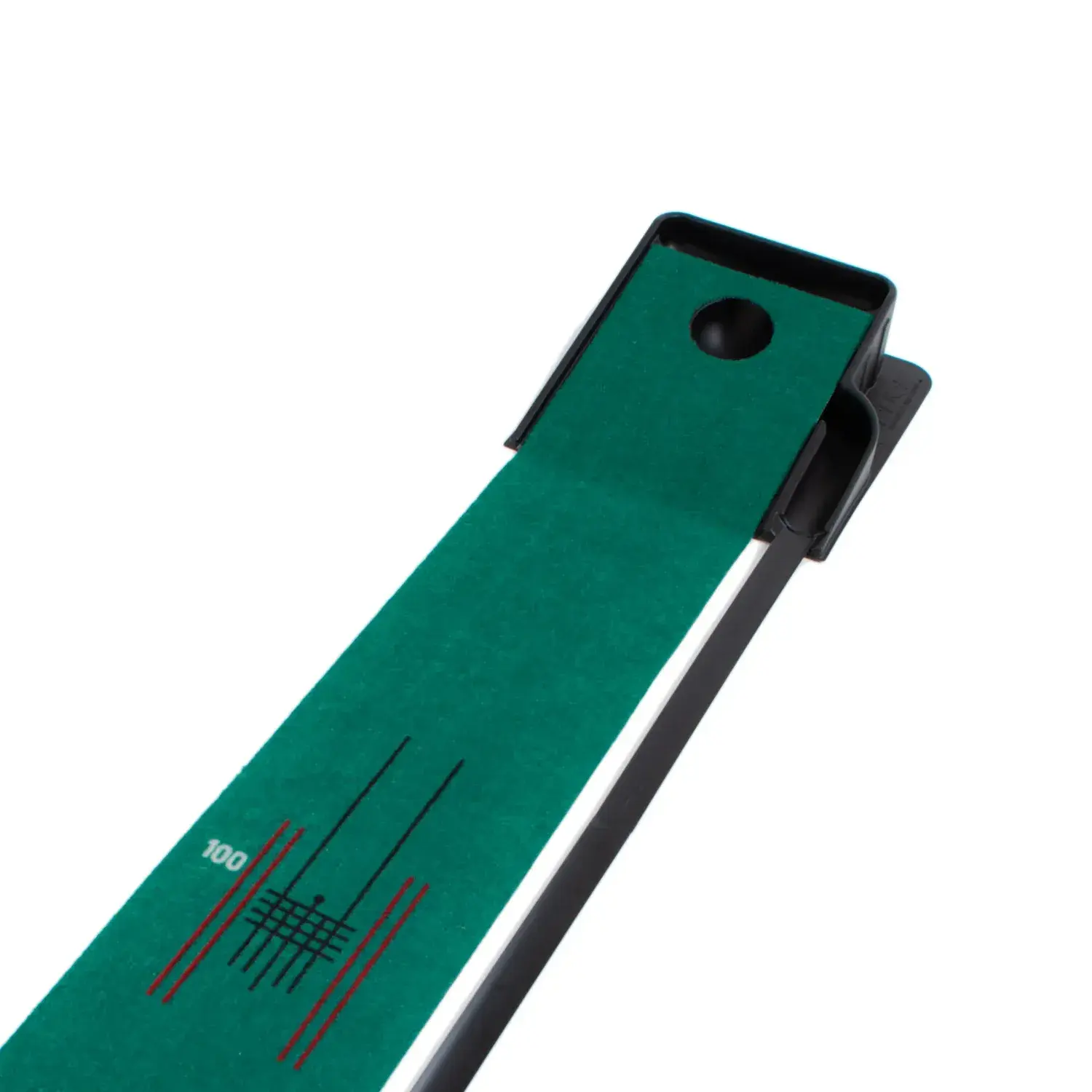 Grön puttingmatta med svarta och röda linjer samt siffran 100, placerad på vit bakgrund.