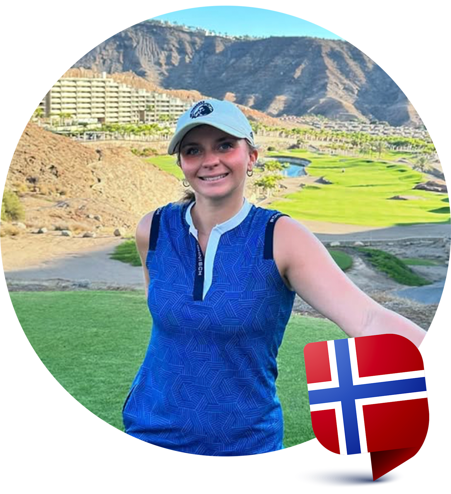 Frau in blauem ärmellosem Golfshirt und Mütze steht auf einem Golfplatz mit Bergen im Hintergrund, norwegische Flaggen-Ikone in der Ecke.