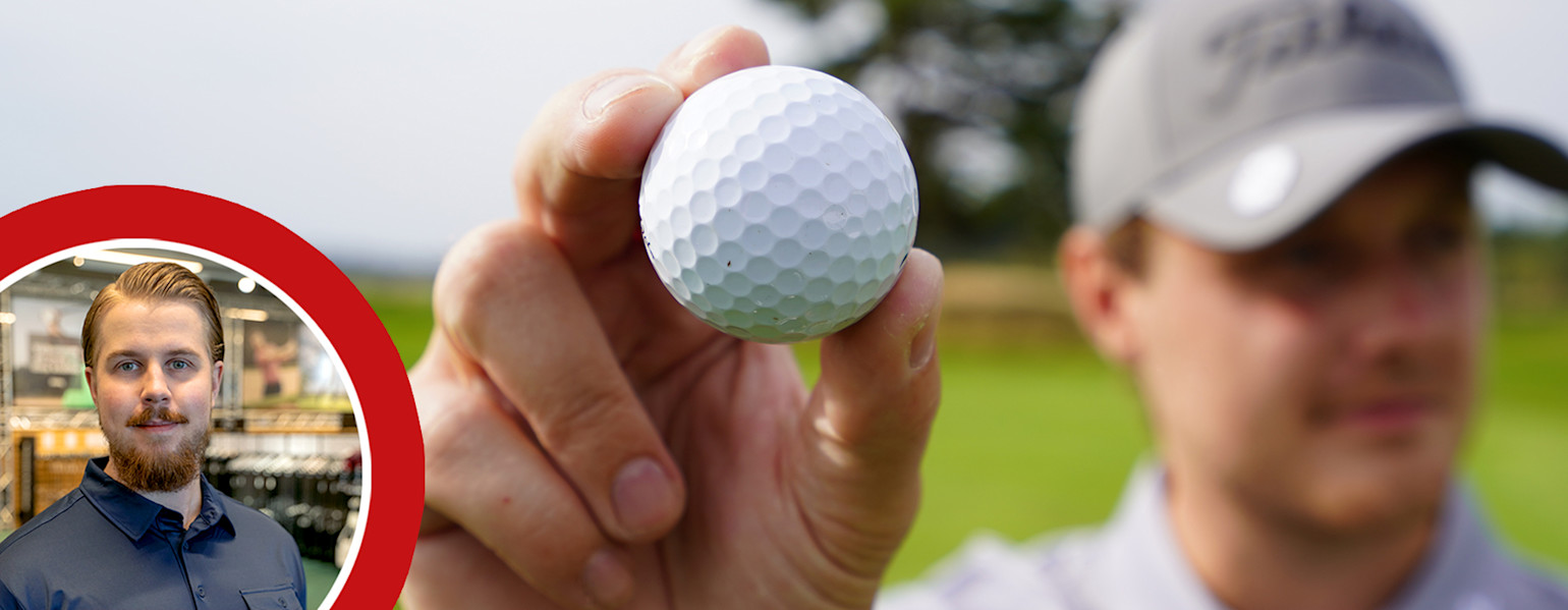 Golfkentällä pidetään golfpalloa kameran edessä, ja kulmassa on upotettuna toisen miehen muotokuva kauppaympäristössä.