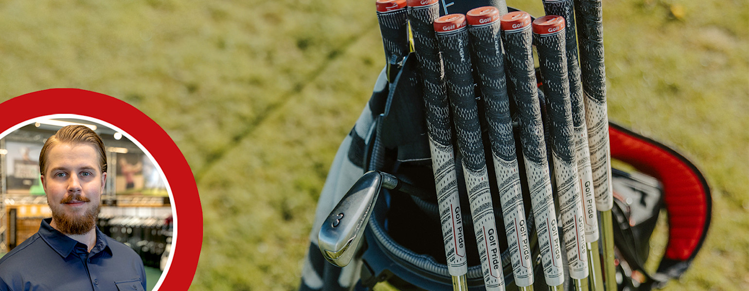 Lähikuva golfmailoista, joissa on Golf Pride -gripit, golfbägissä nurmikolla. Vasemmalla puolella on miehen muotokuva myymäläympäristössä.