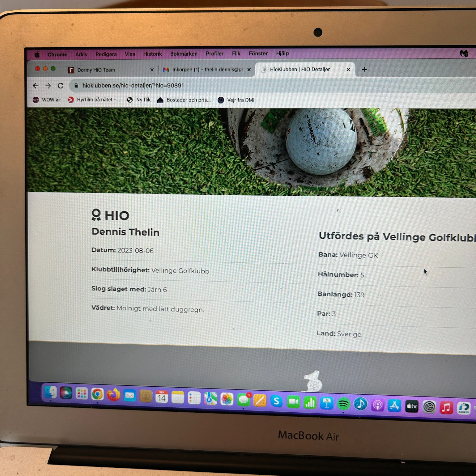 En MacBook Air-skärm visar en webbsida med golfresultat: Dennis Thelin gjorde HIO på Vellinge GK, hål 5, järn 6, 2023-08-06.