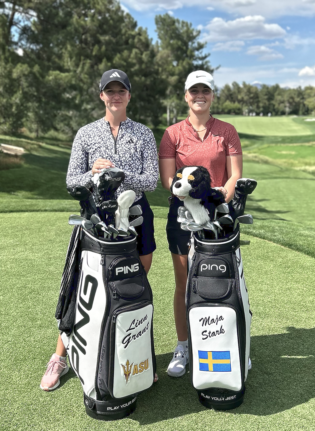 Två kvinnliga golfare står på en golfbana med varsin golfbag, märkta med namnen Linn Grant och Maja Stark samt svenska flaggan.