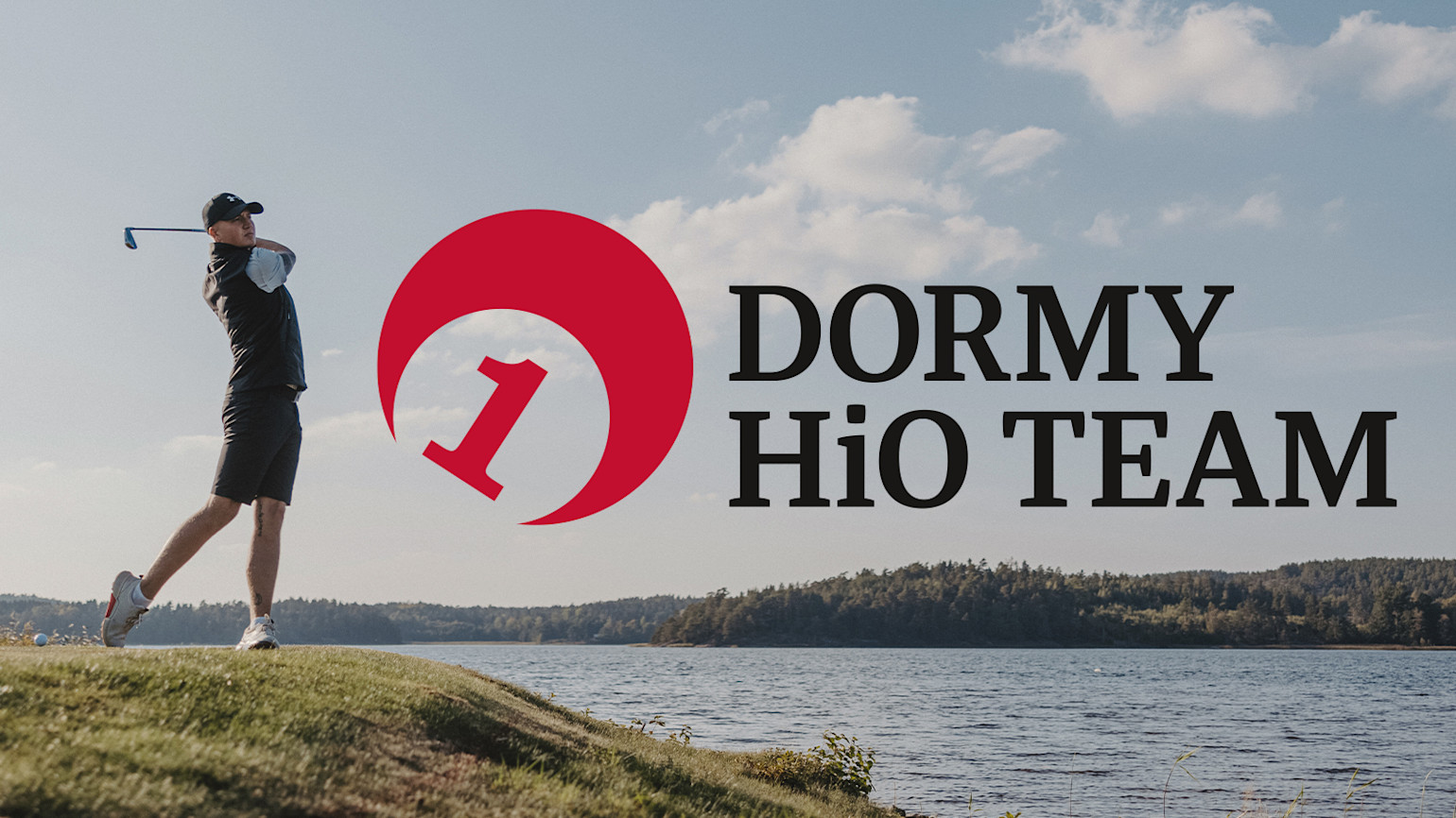 Golfspiller svinger en kølle ved en sø, blå himmel og skov i baggrunden, teksten "DORMY HiO TEAM" og rød logotype ses.