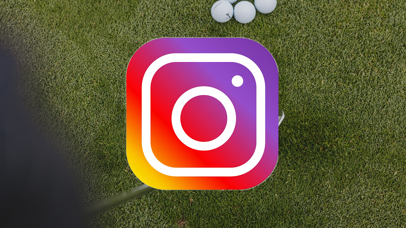 Instagram-logo på en græsplæne med tre golfbolde og en golfkølle i baggrunden.