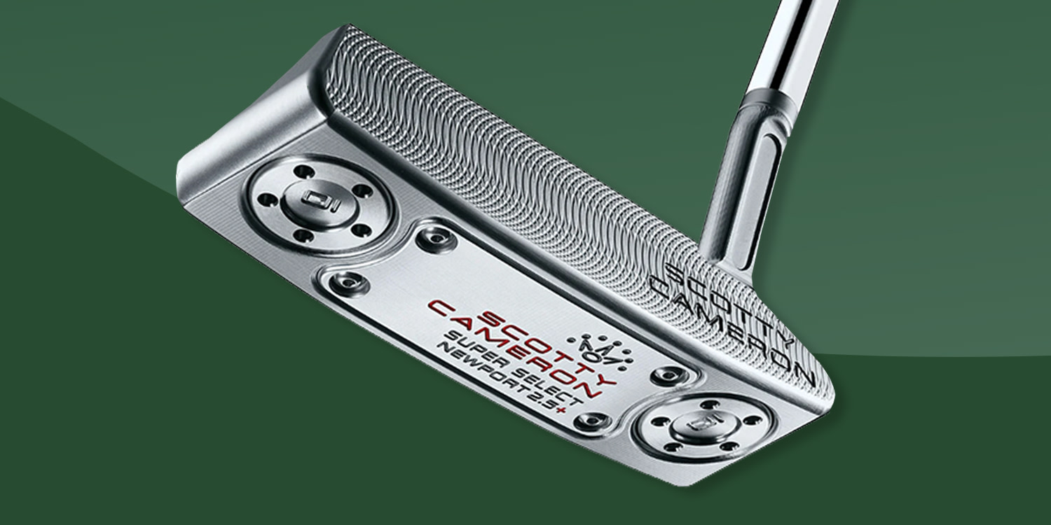 Närbild på en silverfärgad Scotty Cameron Super Select Newport 2.5 Plus putter mot grön bakgrund.