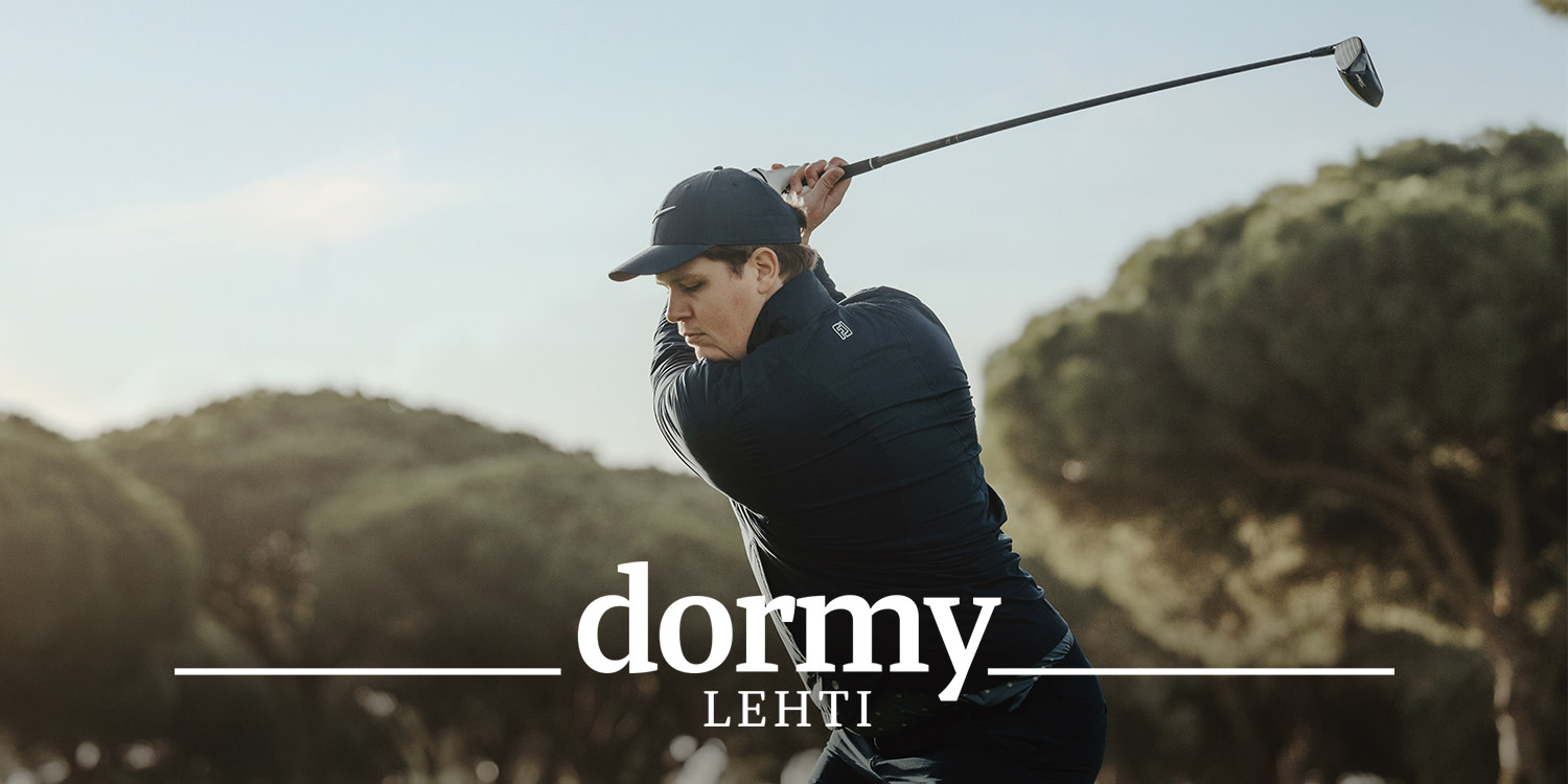 Golfari heilauttaa mailaa golfkentällä, taustalla näkyy puita ja etualalla teksti "dormy MAGAZIN".