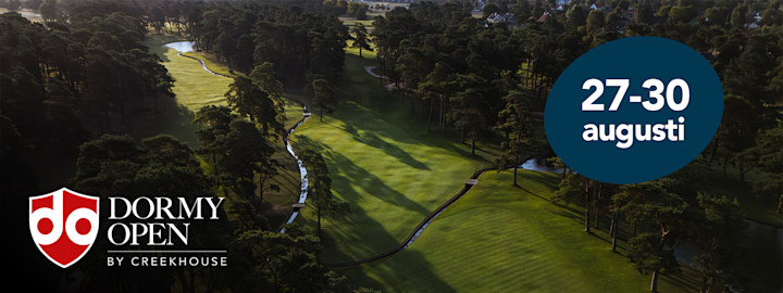 Flygfoto över en golfbana med texten "Dormy Open by Creekhouse" och datumet "27-30 augusti" i en blå cirkel.