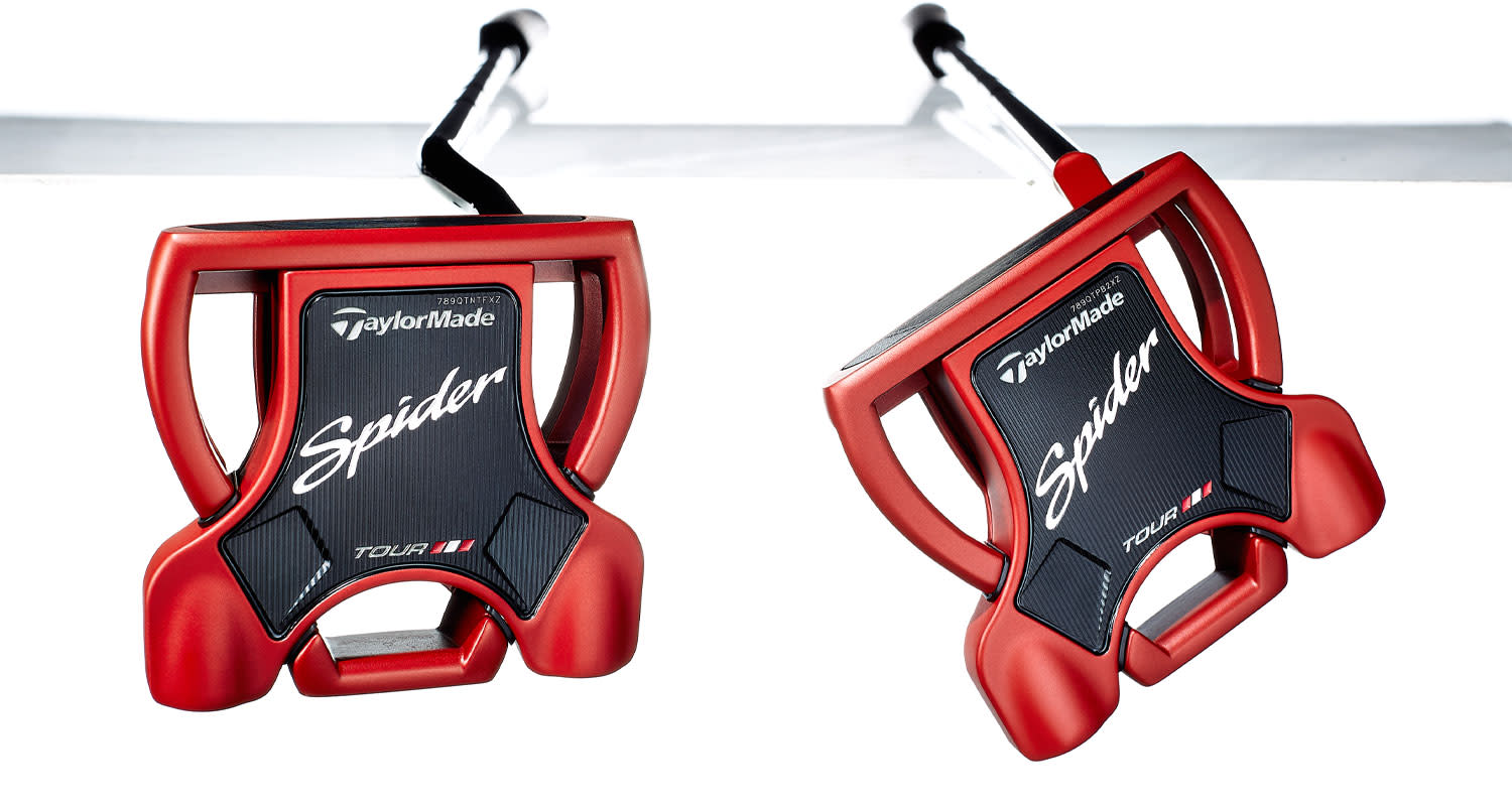 Två röda TaylorMade Spider Tour golfputters ligger sida vid sida på vit bakgrund, med tydlig logotyp och modellnamn synliga.