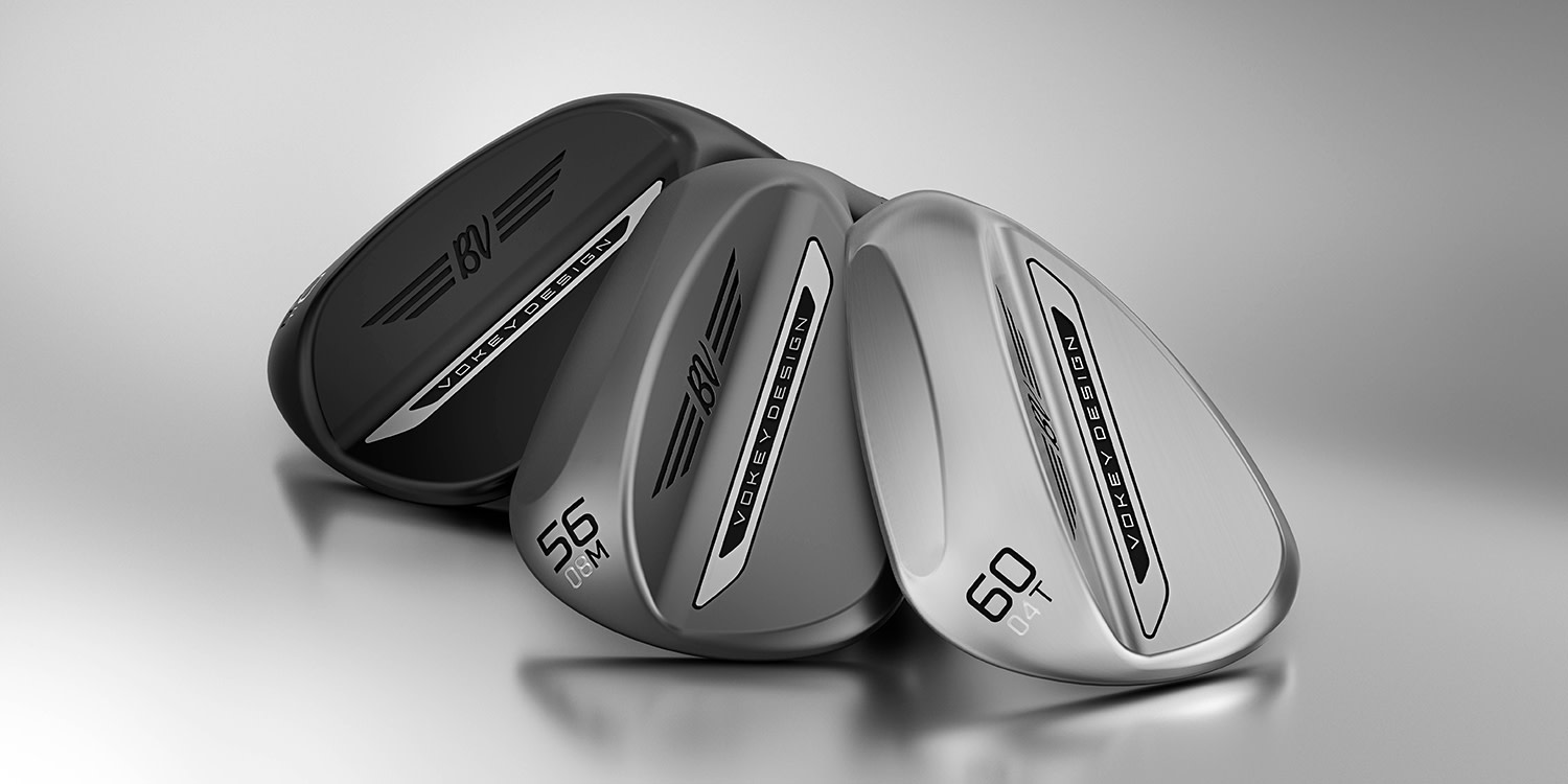 Tre golfkøller av typen wedge, merket med "VOKEY DESIGN", ligger side om side på en blank overflate.