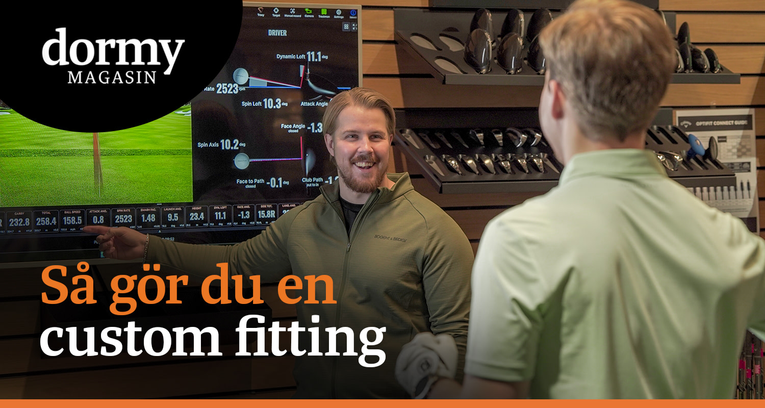 Två män i golfbutik, en pekar på en skärm med golfdata, text: "Så gör du en custom fitting".