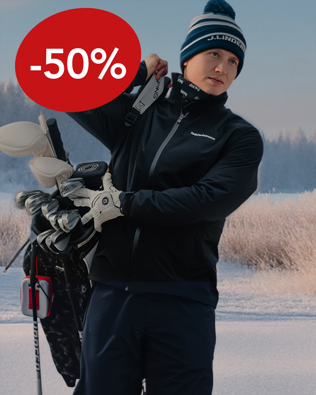 Mies kantaa golfbägiä ulkona talvimaisemassa, pukeutuneena pipoon ja takkiin, punainen ympyrä näyttää "50%".