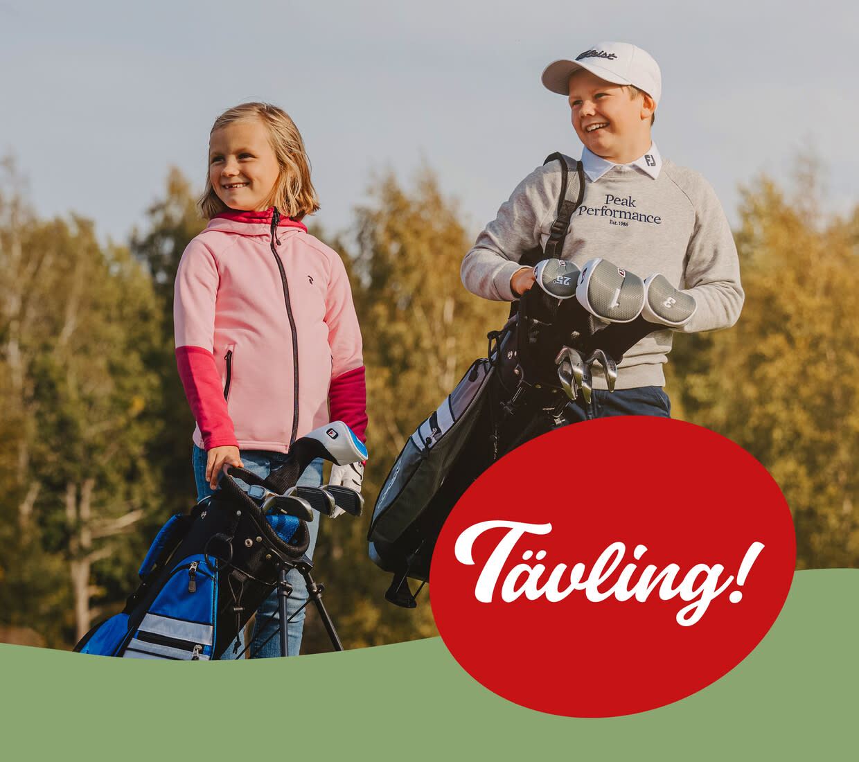 Två leende barn med golfklubbor står utomhus på en golfbana, texten "Tävling!" syns i en röd cirkel.