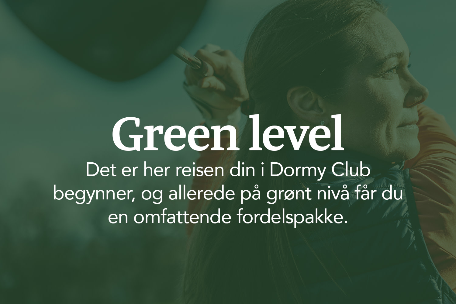 Kvinne svinger en golfkølle utendørs, overlagt tekst: "Green-nivå. Her starter reisen din i Dormy Club, og allerede på Green-nivå gir vi deg en omfattende fordels­pakke."