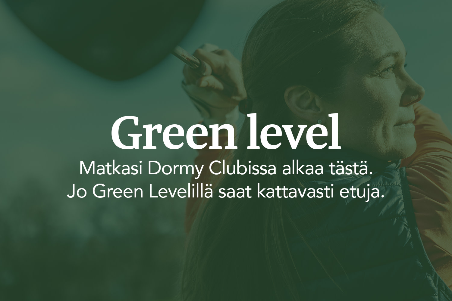 Nainen heilauttaa golfmailaa ulkona, päällä teksti: "Green-taso. Täältä alkaa matkasi Dormy Clubissa, ja jo Green-tasolla tarjoamme sinulle kattavan etupaketin."