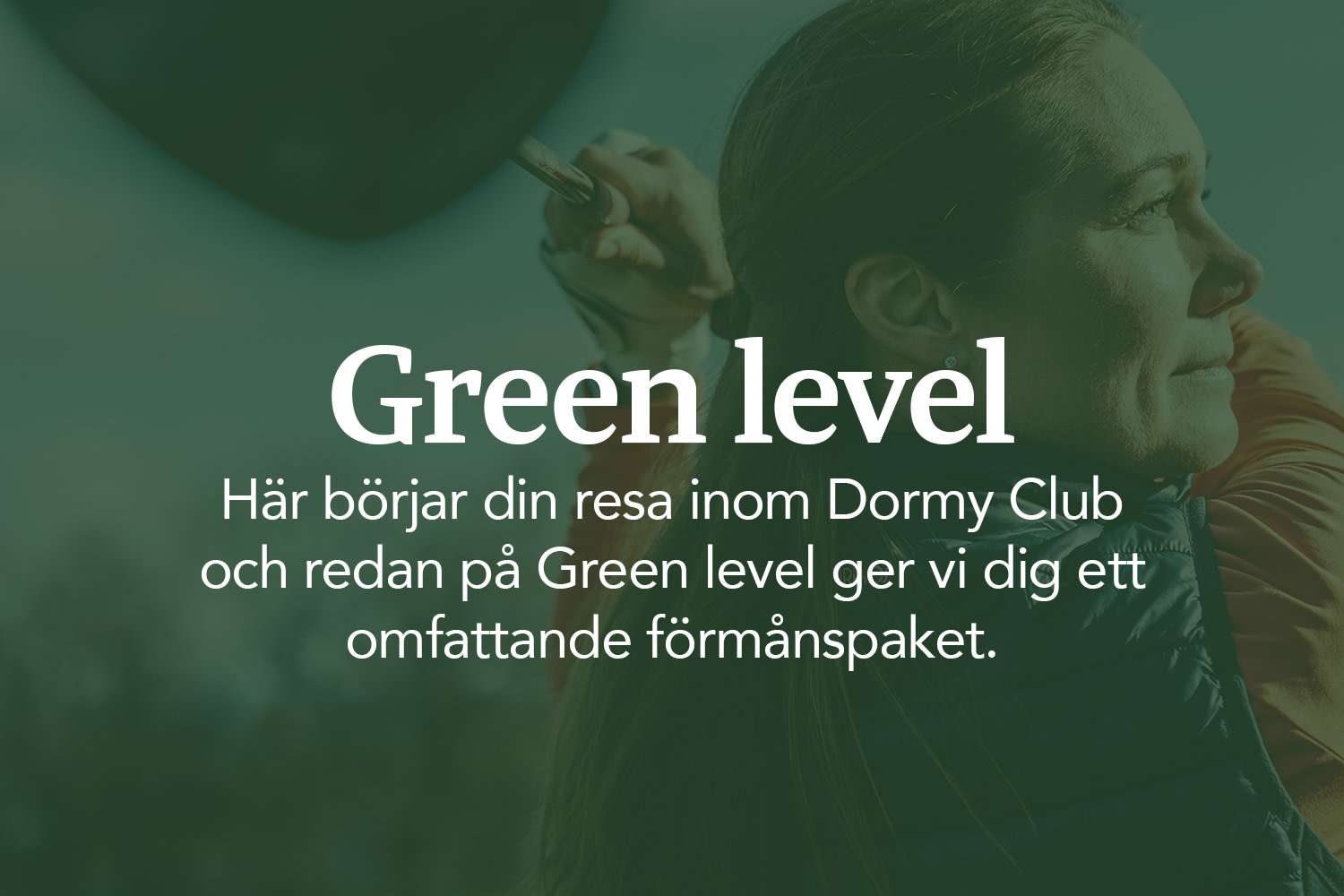 Kvinna svingar en golfklubba utomhus, överlagrad text: "Green level. Här börjar din resa inom Dormy Club och redan på Green level ger vi dig ett omfattande förmånspaket."