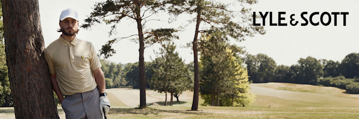 Junger Mann hält einen Golfschläger und blickt zur Seite auf einem Golfplatz bei Sonnenuntergang, Lyle & Scott Golf-Logo in der Ecke.