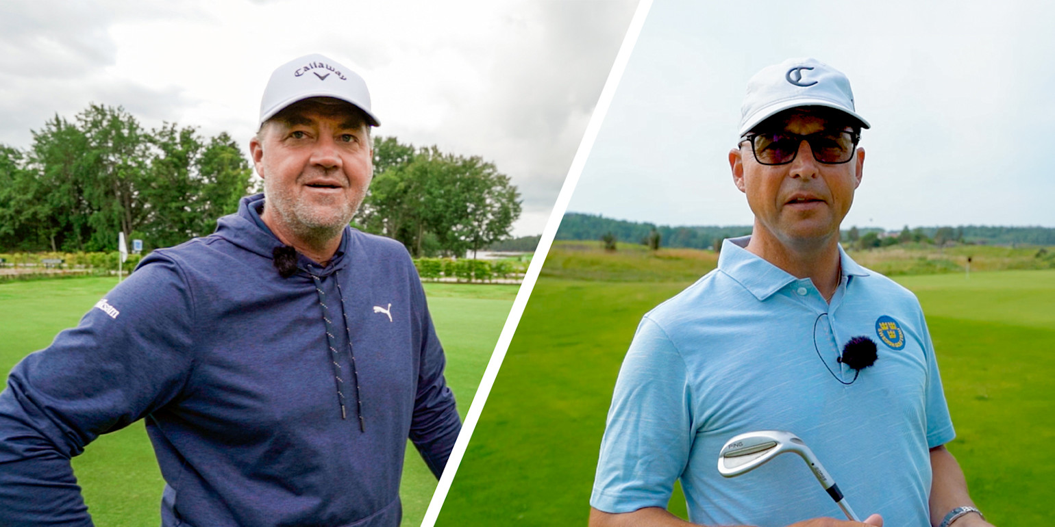 Två män står på en golfbana, båda bär keps och sportkläder; den ena håller en golfklubba.