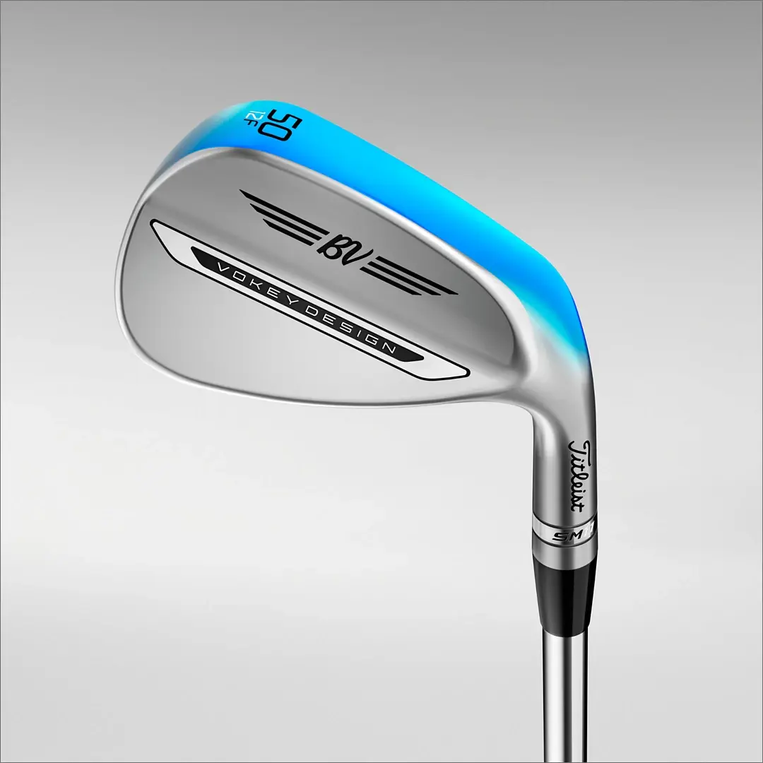 Golfklubba, Titleist Vokey Design wedge med blå detalj, texten "50 12F", "VOKEY DESIGN" och "Titleist" synlig mot ljus bakgrund.