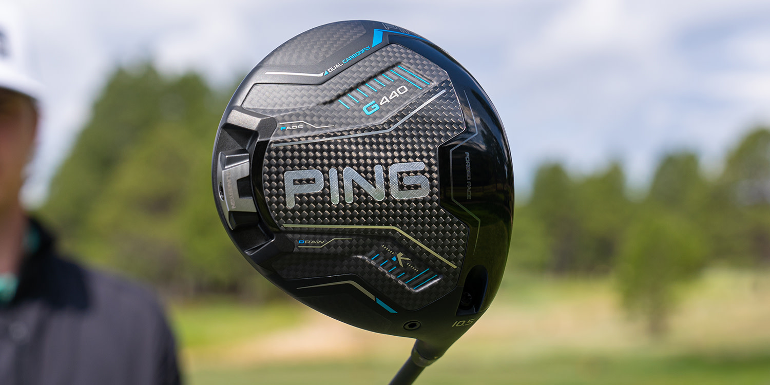 Lähikuva PING G440 -golfmailan päästä, jossa on hiilikuituyksityiskohtia, pidetään ulkona golfkentällä.
