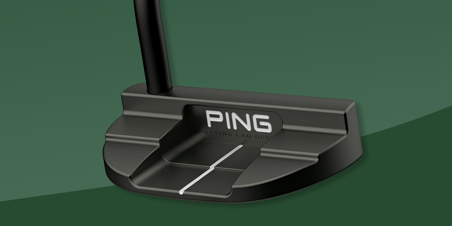 Närbild på ett svart PING-putterhuvud med vit linje för sikte och texten "PING PUTTING LAB DES" mot grön bakgrund.