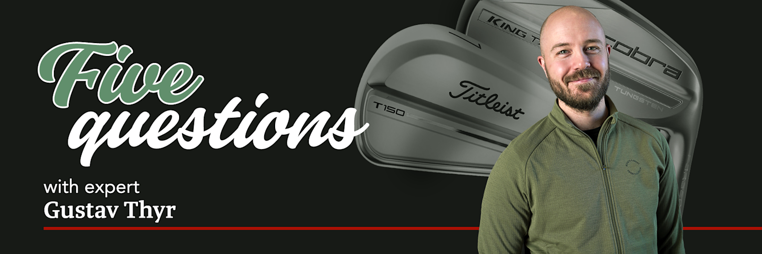Mann im grünen Pullover lächelt vor großen Golfschlägern, mit dem Text „Fünf Fragen an den Experten Gustav Thyr“.