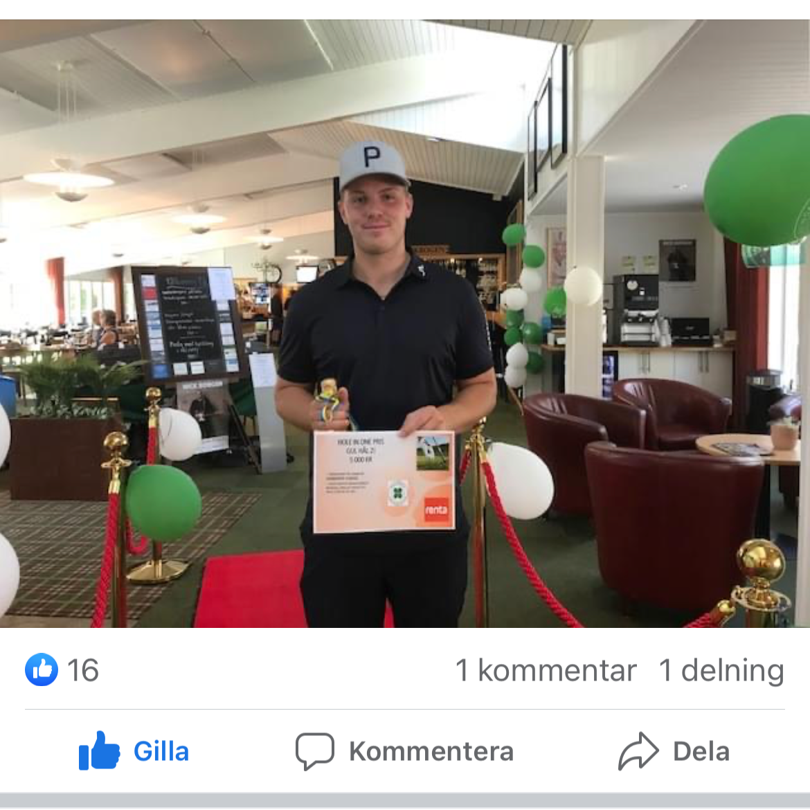 En mand iført golfbeklædning holder et diplom med teksten "HOLE IN ONE PRIS" og "5.000 KR" i et klubmiljø pyntet med balloner.