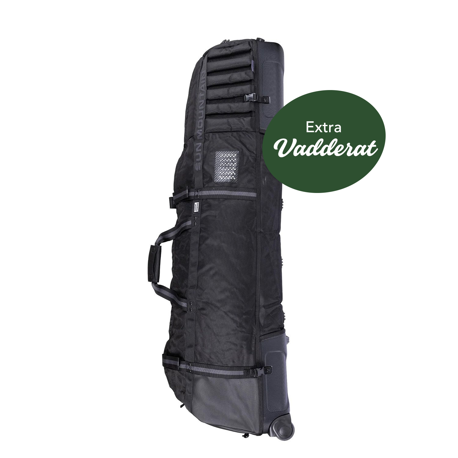 Svart skidfodral med hjul och handtag, märkt med texten "SUN MOUNTAIN", står upprätt mot vit bakgrund.