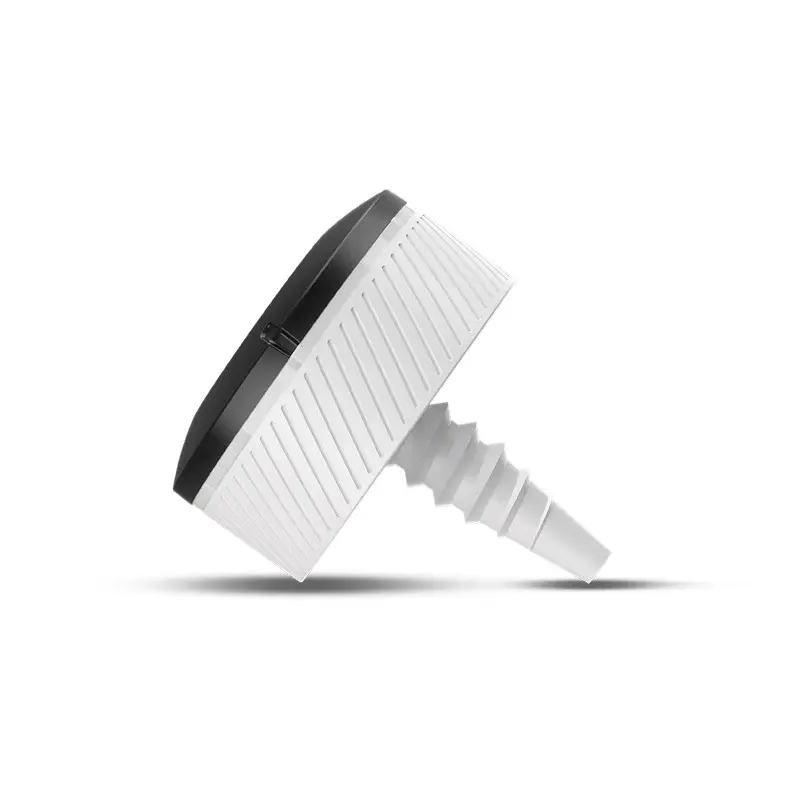 Vit och svart plastadapter med gängad topp och räfflad slanganslutning, placerad på vit bakgrund.