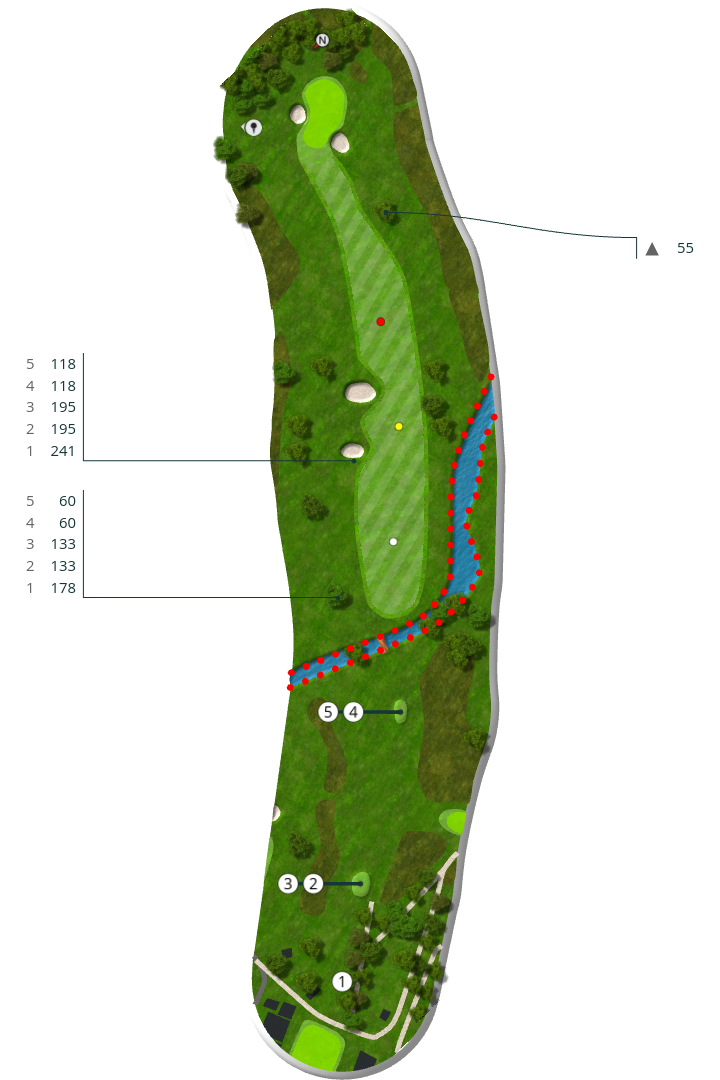 Golfplatz mit markiertem Fairway, Green, Bunkern und Wasserhindernissen sowie Entfernungstabellen und Abschlagplätzen.
