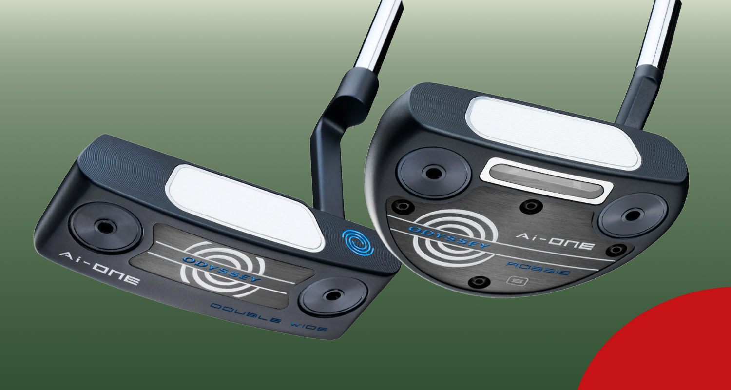 Kaksi Odyssey Ai-One -golfputteria on esillä vihreää taustaa vasten, selvästi näkyvin merkein ja valkoisin lyöntipinnoin.