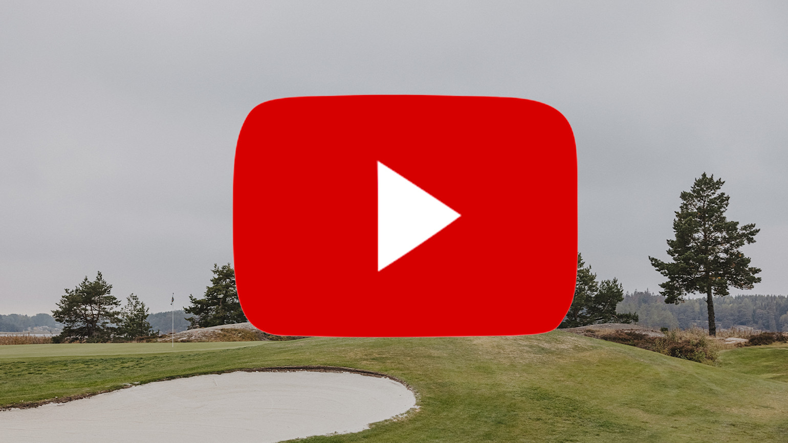 Stor rød YouTube-afspilningsknap over en golfbane med sandbunker, græs og træer i baggrunden.