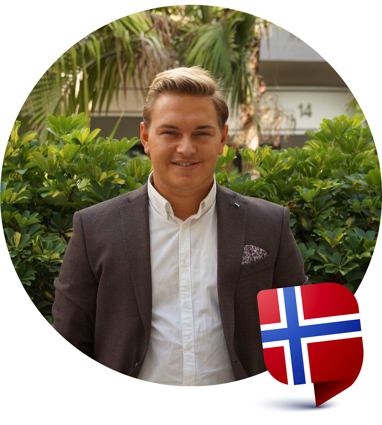 Ein Mann im Anzug steht vor grünen Büschen und Palmen, mit einem norwegischen Flaggensymbol in der unteren rechten Ecke.