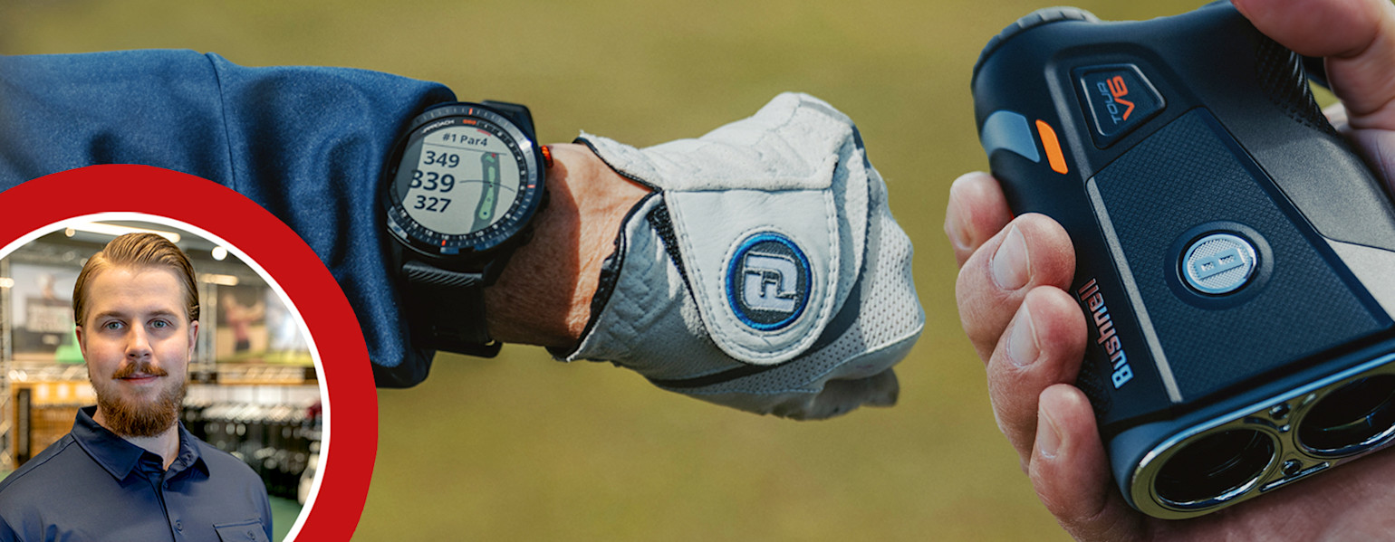 Henkilö, jolla on golfhanska kädessään, käyttää golfkelloa, joka näyttää etäisyyden, kun taas toisessa kädessä pidetään Bushnell Tour V6 -etäisyysmittaria.