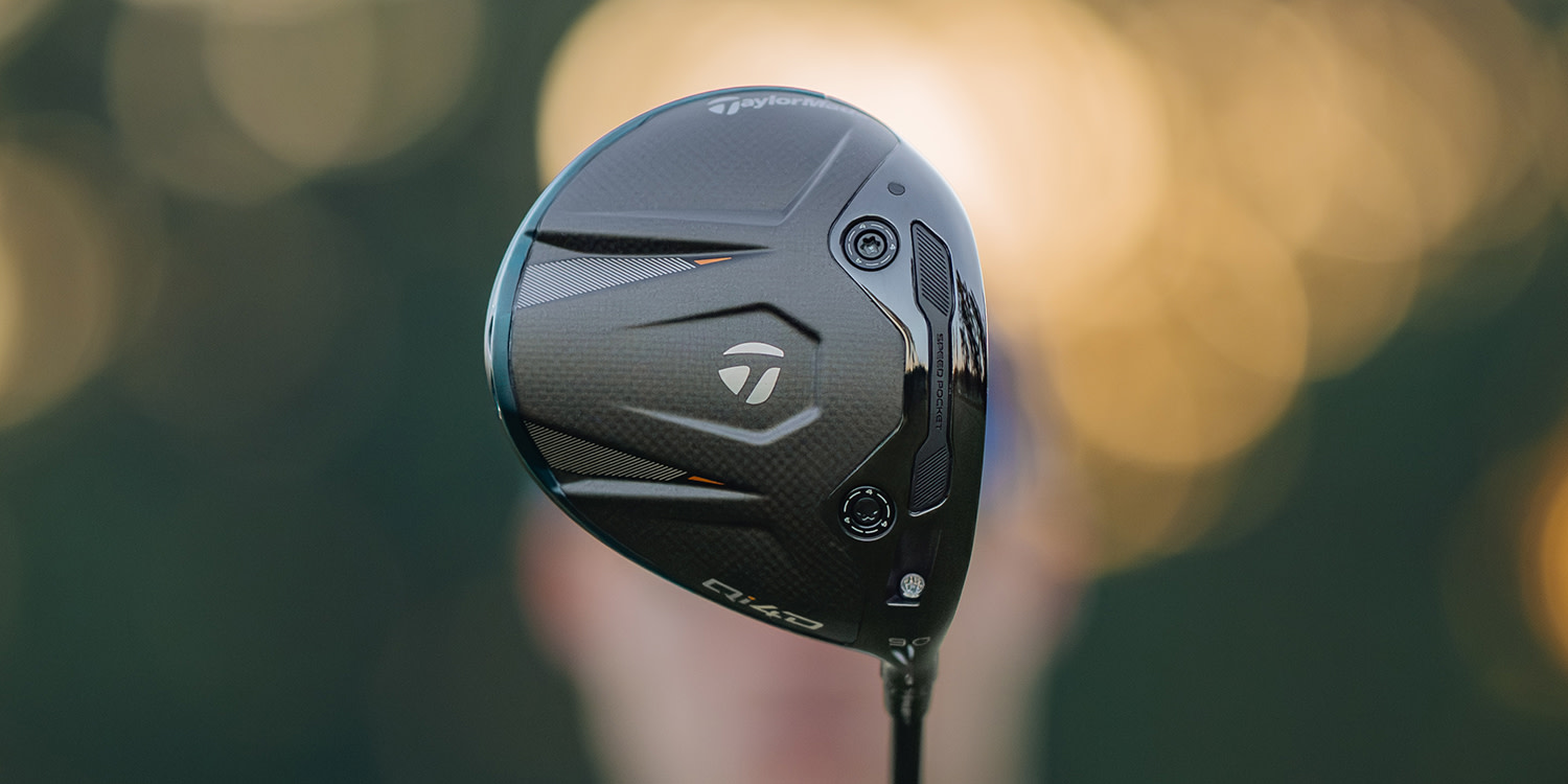 TaylorMade QI10 -golfmaila pidetään esillä sumuista taustaa vasten, jossa on lämpimiä valonlähteitä.