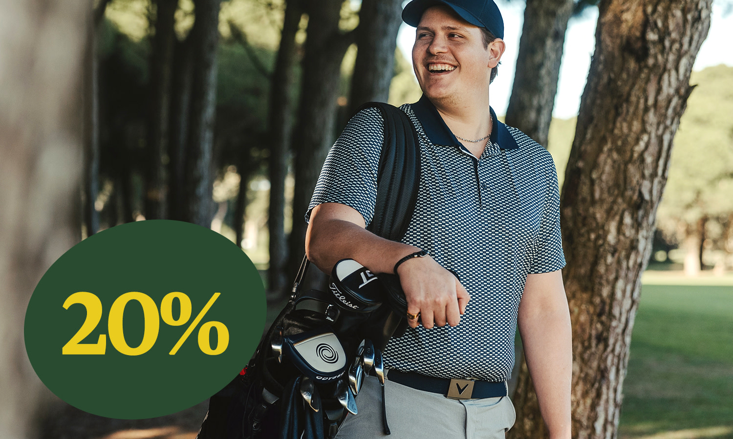Leende man bär golfbag på axeln i en skogsmiljö, stor grön cirkel med gul text "20%" i förgrunden.