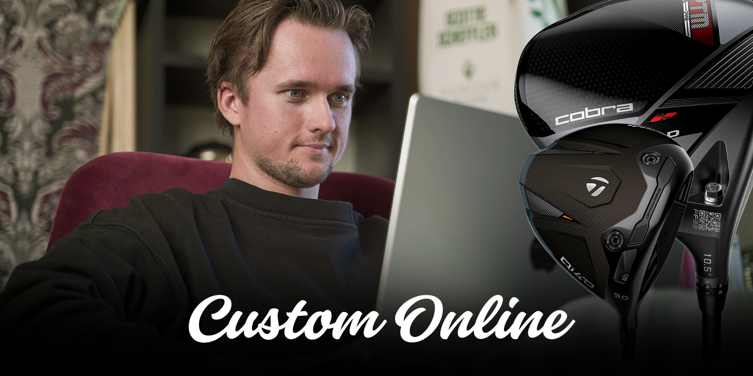 Man sitter vid en laptop och tittar på skärmen, två golfklubbor syns bredvid, texten "Custom Online" längst ner.